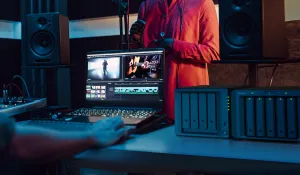 NAS Synology DS923+, 4-Bay, AMD RyzenTM R1600 2.6GHz, 4GB DDR4