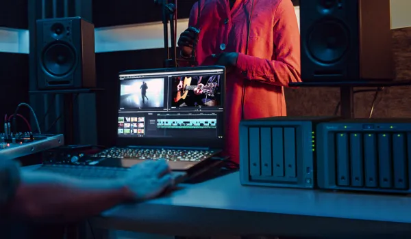 NAS Synology DS923+, 4-Bay, AMD RyzenTM R1600 2.6GHz, 4GB DDR4