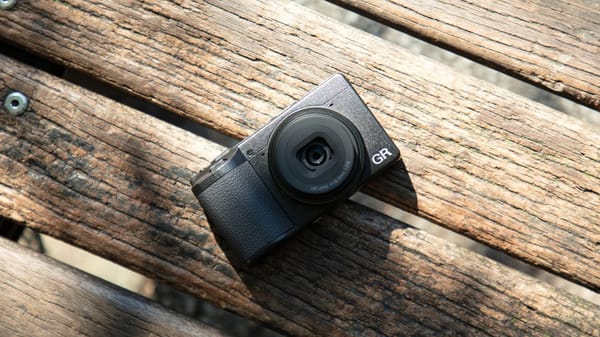 Descoperă Ricoh GR: Camera compactă premium pentru creativi